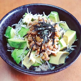 朝ごはんにおすすめ アボ納豆丼